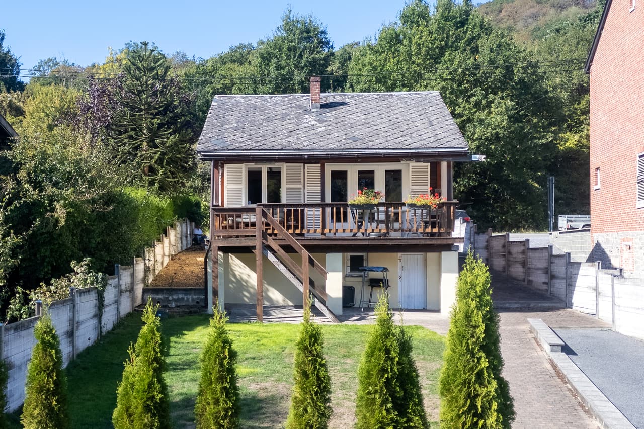 Front of the chalet from the garden, hedge and stairs