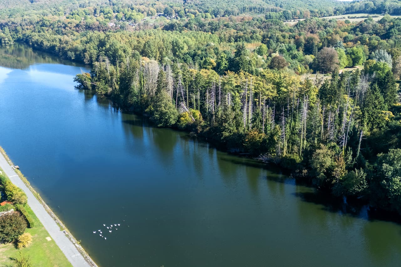 The Meuse from above, with the path along the water