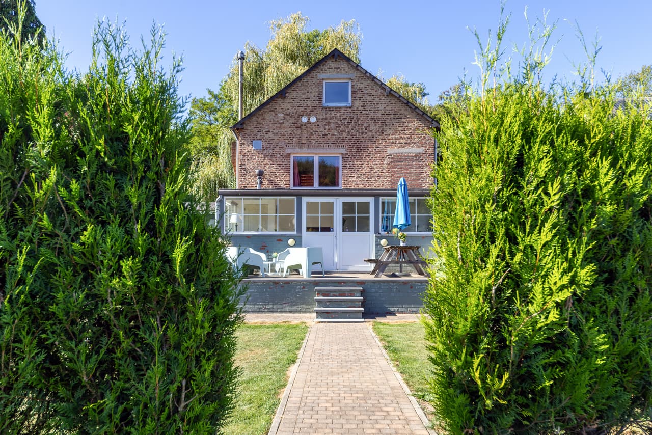Path to the house, between two hedges