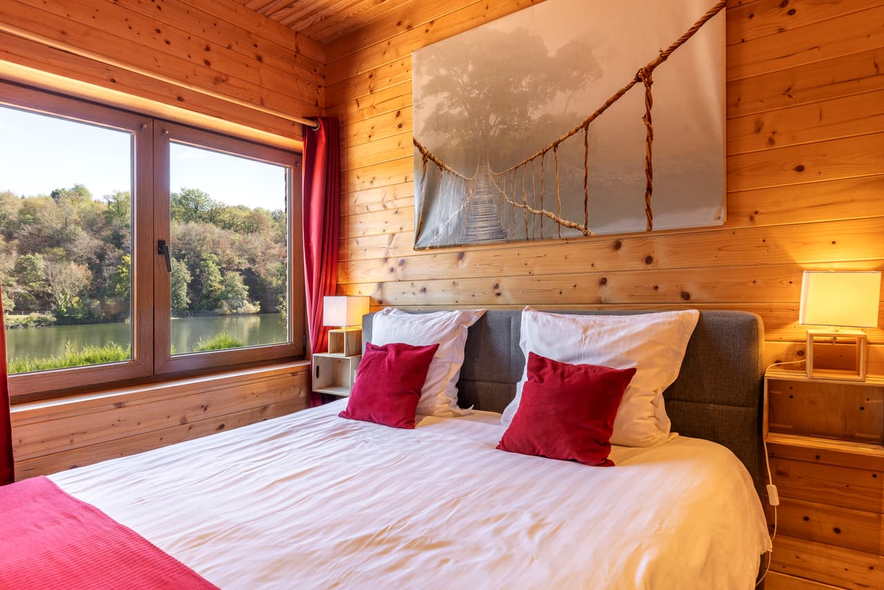 Bed in the bedroom, a window open onto the Meuse