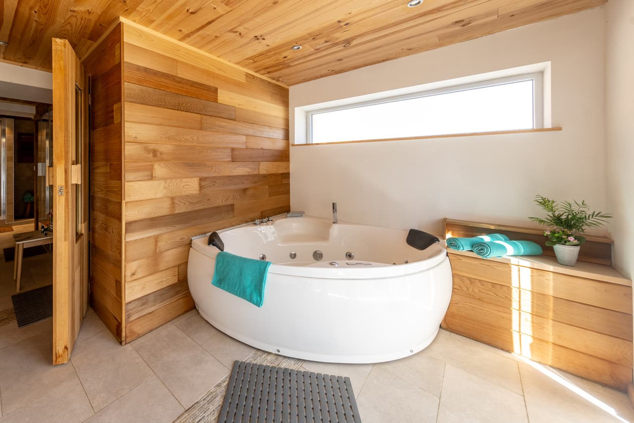 Round whirlpool bath, with a bench and towels