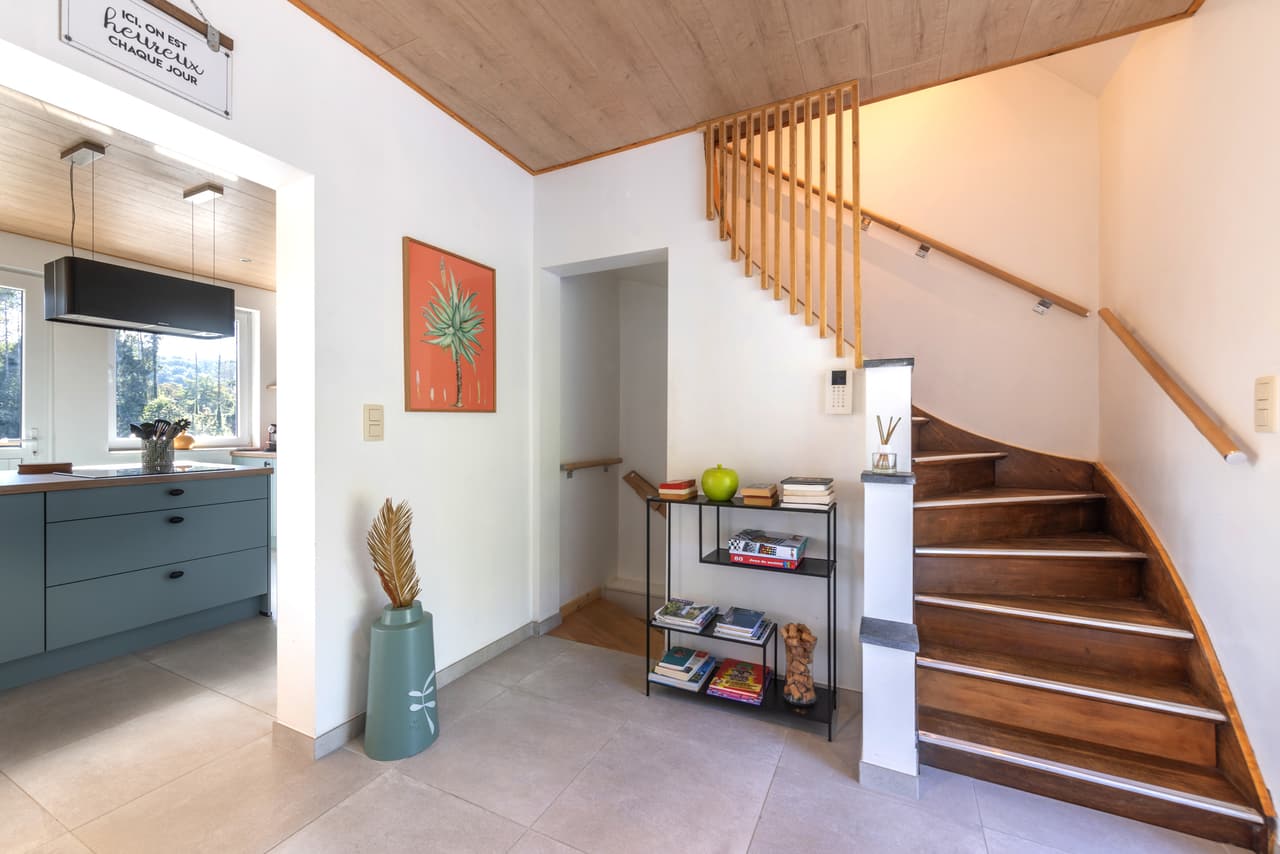 Wooden staircase in the hall, on the kitchen side