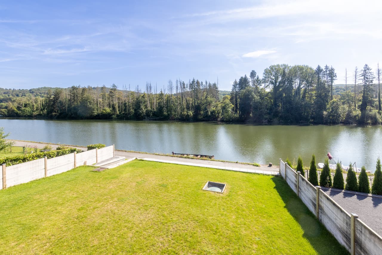 Garden lawn running down to the Meuse