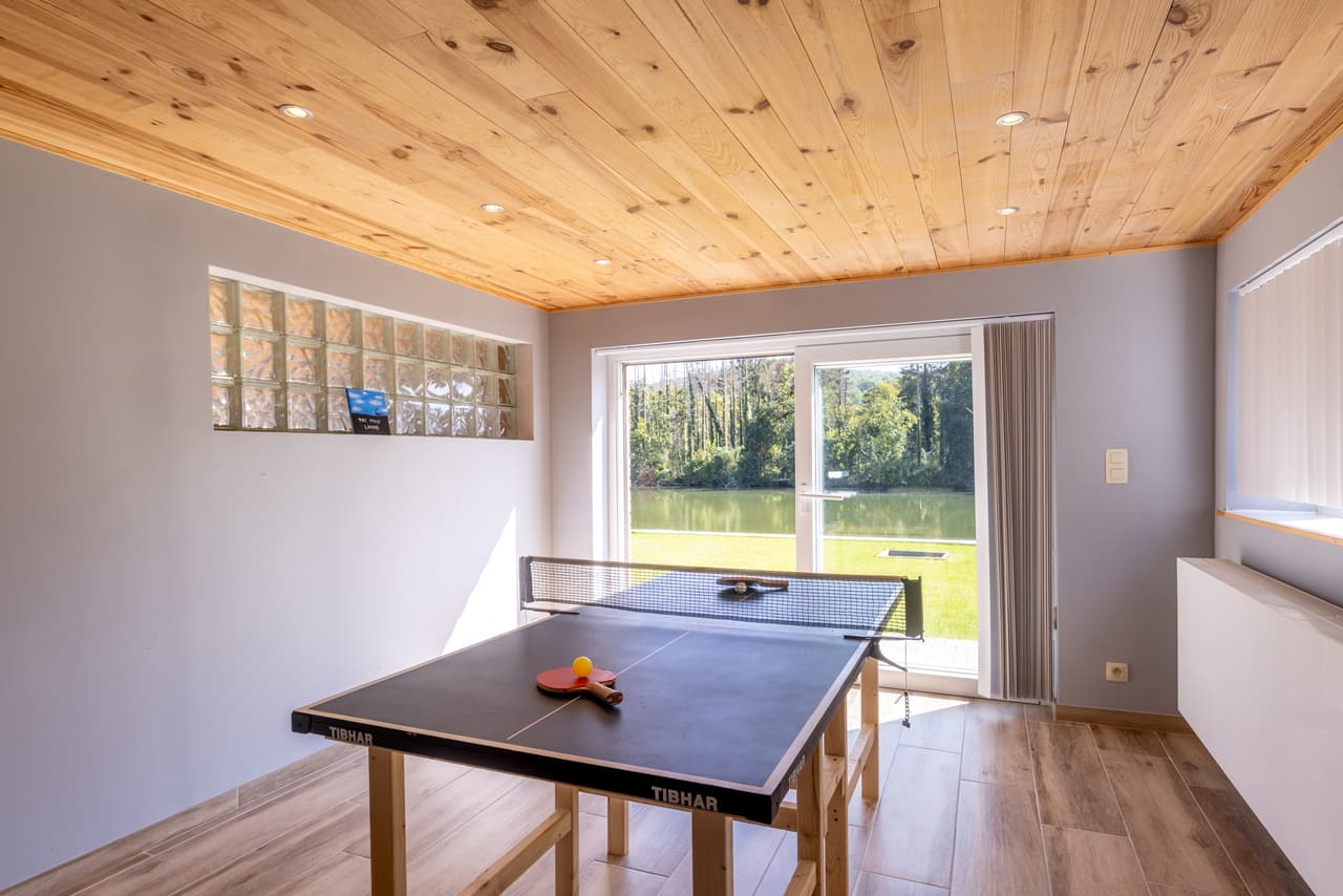 Table-tennis table facing the glazed door onto the Meuse